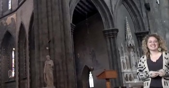 Young Woman Turned a Sight-Seeing Opportunity into a Chance to Sing to Our Lord!