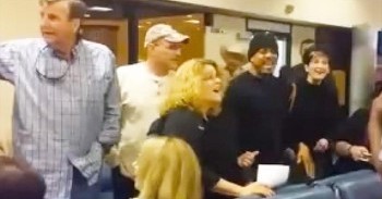You’ll Be Clapping Along With This Spontaneous Airport Worship – Awesome!