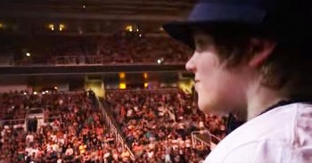 This Superstar Stopped His ENTIRE Concert To Sing To 1 Boy. I’ve Got CHILLS!