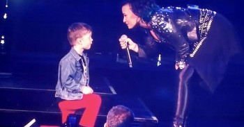 This Super Star Stopped Her Whole Concert For A 5-Year-Old. And It Warmed My Heart!