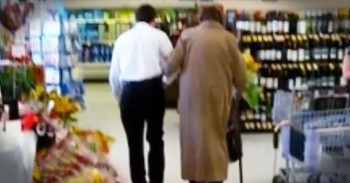 What This Grocery Store Clerk Did Was Above And Beyond. What An AMAZING Act Of Kindness.
