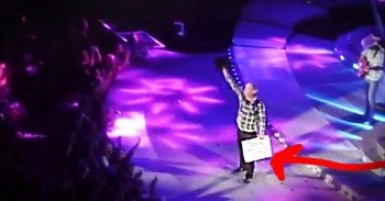 Country Singer Garth Brooks Serenades Woman With Cancer. WOW The Tears!