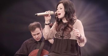 Kari Jobe Sings An INCREDIBLE Live Version Of ‘I Am Not Alone’