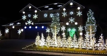 Dazzling Christmas Light Show Set To ‘What Child Is This?’