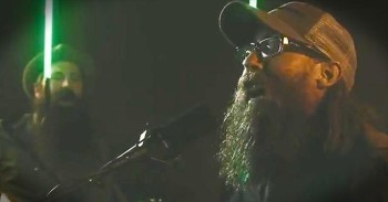 RISE Up With This Inspiring Performance Of ‘Ain’t No Grave’ From Crowder