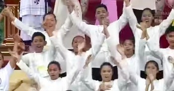 Thousands Of People Come Together To Sing ‘Tell The World Of His Love’