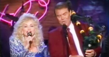 Dolly Parton And Glen Campbell Sing ‘Amazing Grace’