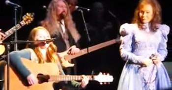 Loretta Lynn Invites 11-Year-Old Granddaughter On Stage To Sing