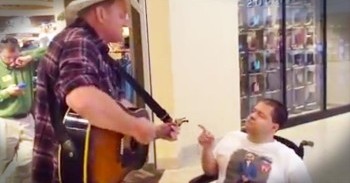 2 Men Sing ‘Amazing Grace’ In The Middle Of The Mall