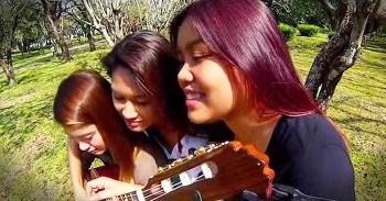 3 Sisters Play 1 Guitar Together
