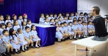 Nick Vujicic And Children’s Choir Sing Worship Song