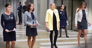 4 Beautiful Women Start ‘Amazing Grace’ Flash Mob. WOW!