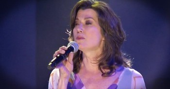 ‘Thy Word’ – Live Performance From Amy Grant