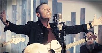 'A Christmas Alleluia' - Chris Tomlin Featuring Lauren Daigle And Leslie Jordan