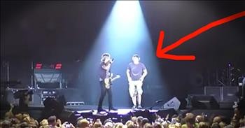 Country Singer Pulls Fan On Stage For Epic Guitar Performance