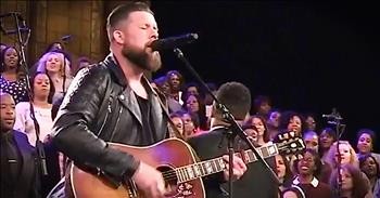 Zach Williams Performs 'Chainbreaker' With Gospel Choir