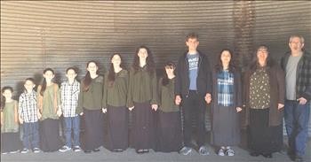 Family Of 12 Sings '12 Days Of Christmas' Parody In Silo