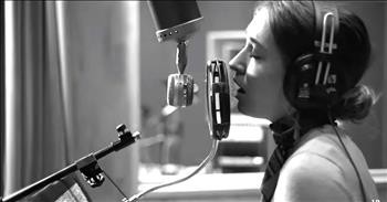Lauren Daigle Sings 'The Christmas Song'