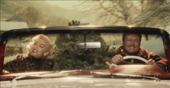 Blake Shelton and Gwen Stefani 'You Make It Feel Like Christmas'