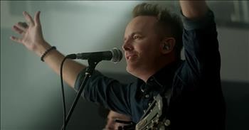 'Is He Worthy?' Live Chris Tomlin Performance