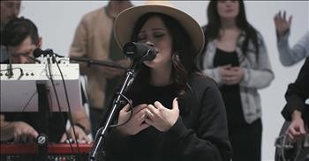 'Hosanna' Acoustic Performance From Kari Jobe And The Belonging Co