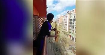 Saxophone Player Serenades Quarantined Residents From His Balcony