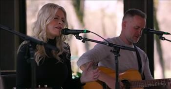 God I Look to You' Acoustic Performance From Jenn Johnson