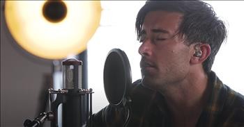 Phil Wickham Performs 'Here I Am To Worship' Medley