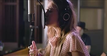 Lauren Daigle Performs 'Rescue' On The Kelly Clarkson Show