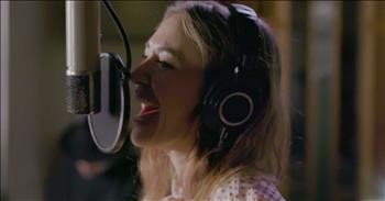 Lauren Daigle Performs 'Look Up Child' On Hoda And Jenna