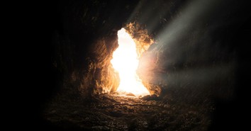 A Prayer for the One Who Desperately Needs Hope This Easter Sunday - Your Daily Prayer - April 20 