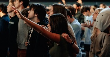 5,500 College Students Lift the Name of Jesus in Cincinnati Arena: a ‘Glimpse’ of Heaven