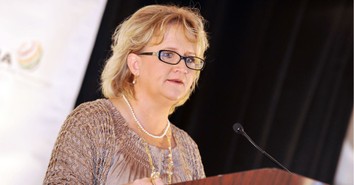Chonda Pierce Describes Pastor Father’s Betrayal