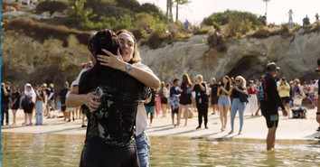 800 Baptized at Historic Pirate's Cove in Powerful Declaration of Faith