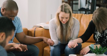 6 Closing Prayers for Small Groups That Help the Truth Take Root