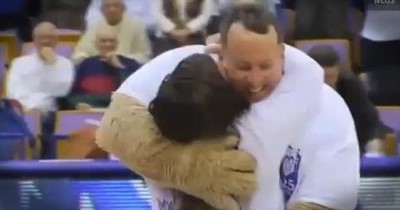 College Mascot Gives an Unsuspecting Girl the Best Surprise! 