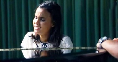 Completely STUNNING Cover Of ‘Oceans (Where Feet May Fall)’ – Prepare For Chills 