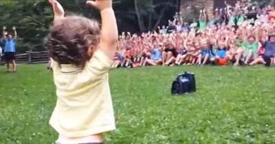 15-Month-Old Captivated Over 500 Summer Campers With Just His Hands – I Love His Face! 