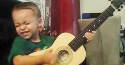 When You See HOW This 2-Year-Old Is Flawlessly Playing The Guitar, You’ll Be In STITCHES! 