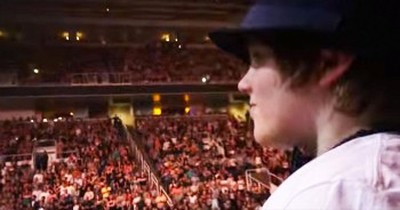 This Superstar Stopped His ENTIRE Concert To Sing To 1 Boy. I’ve Got CHILLS! 