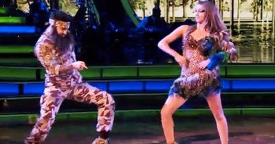 Sadie Robertson DEFENDS Her Faith And Family Before She NAILS This Duck Dynasty Dance! 