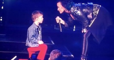 This Super Star Stopped Her Whole Concert For A 5-Year-Old. And It Warmed My Heart! 