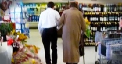 What This Grocery Store Clerk Did Was Above And Beyond. What An AMAZING Act Of Kindness. 