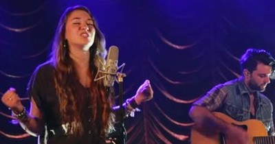 Lauren Daigle Performs STELLAR Acoustic Cover Of ‘Wake’ By Hillsong Young And Free 