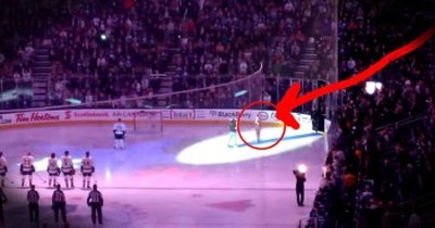 What These Canadians Did During The US National Anthem Stunned Everyone. This Gave Me Chills! 