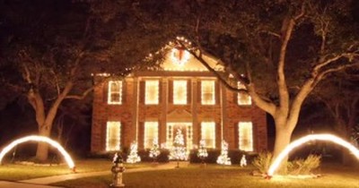One House Gives EPIC Christmas Light Show 