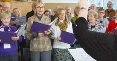 Alzheimer’s Patients Come Together To Sing Songs From Their Memories 