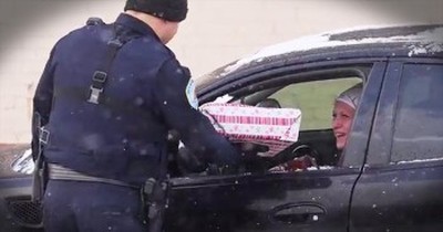 Police Officers Give Drivers Christmas Presents Instead Of Tickets 