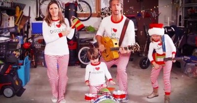 Hilarious Family Sends Out Video Christmas Card In Their Pajamas 