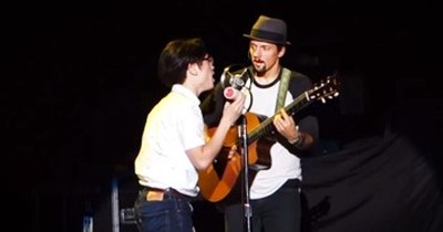 Jason Mraz Pulls Fan Onstage For Awesome Surprise 